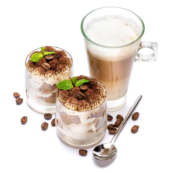 Klassisk tiramisu dessert i ett glas och kopp kaffe isolerad på en vit — Stockfoto