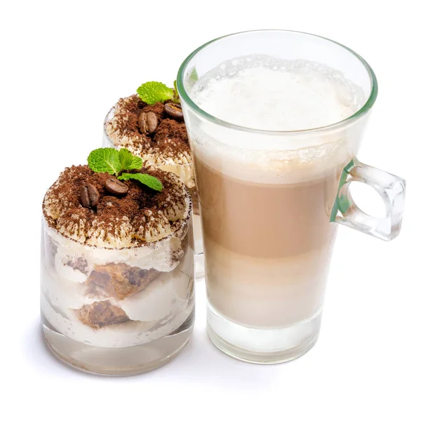 Postre tiramisú clásico en un vaso y taza de café aislado sobre un fondo blanco con camino de recorte — Foto de Stock