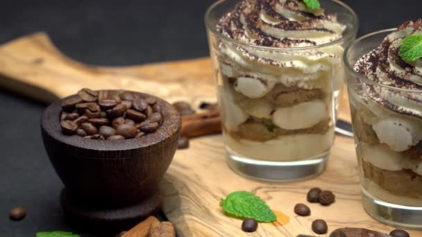 Postre tiramisú clásico en un vaso sobre fondo de hormigón oscuro — Vídeos de Stock