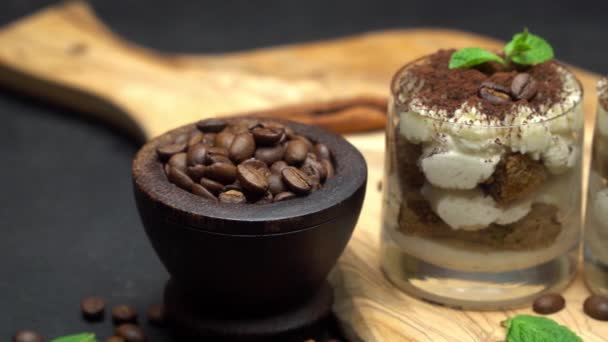 Klassiek Tiramisu-dessert in een glas op een donkere betonnen achtergrond — Stockvideo
