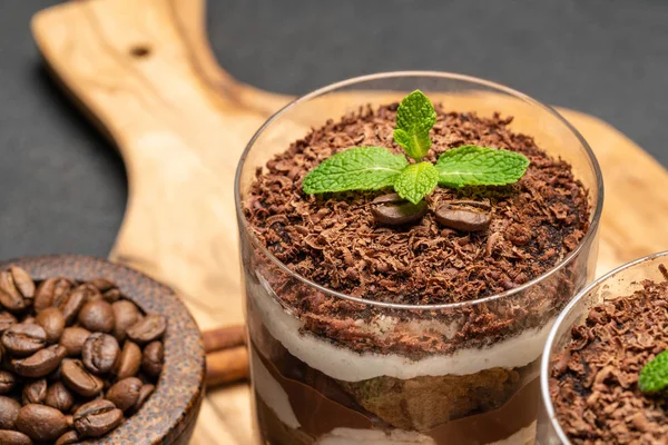 Postre tiramisú clásico en un vaso sobre fondo de hormigón oscuro —  Fotos de Stock