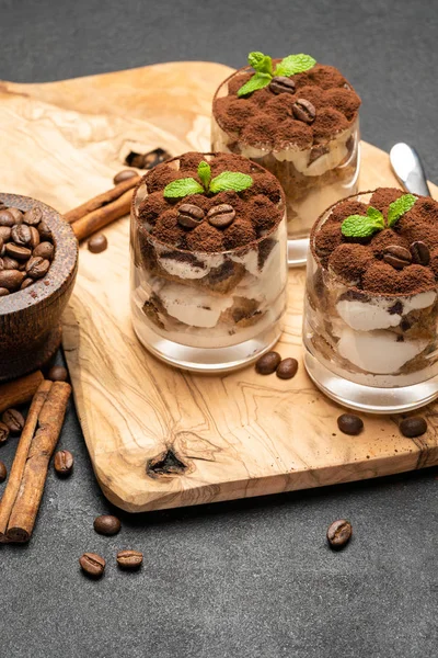 Sobremesa tiramisu clássico em um copo no fundo de concreto escuro — Fotografia de Stock