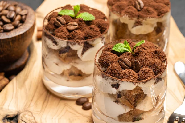 Sobremesa tiramisu clássico em um copo no fundo de concreto escuro — Fotografia de Stock