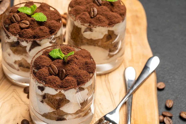 Postre tiramisú clásico en un vaso sobre fondo de hormigón oscuro —  Fotos de Stock