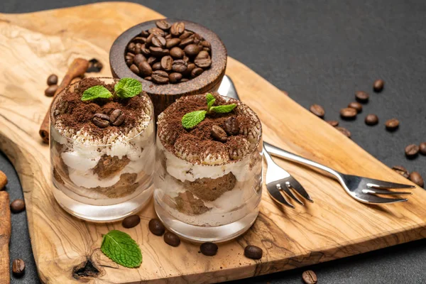 Postre tiramisú clásico en un vaso sobre fondo de hormigón oscuro —  Fotos de Stock