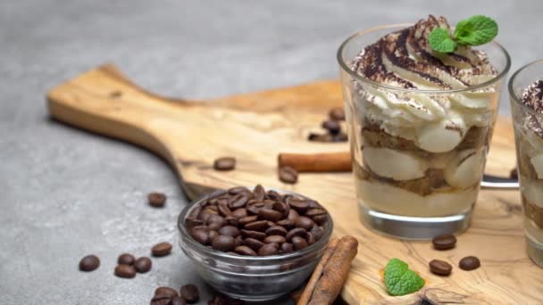 Klassisk tiramisu dessert i ett glas på mörk betong bakgrund — Stockvideo