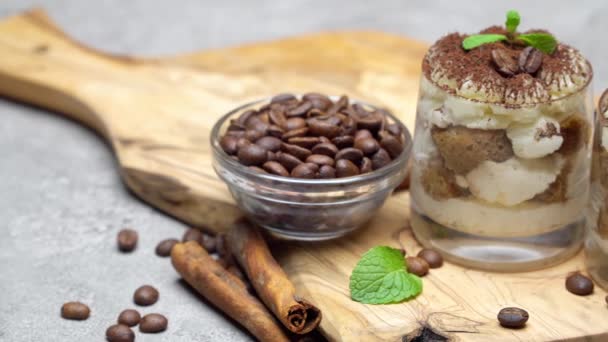 Postre tiramisú clásico en un vaso sobre fondo de hormigón oscuro — Vídeos de Stock