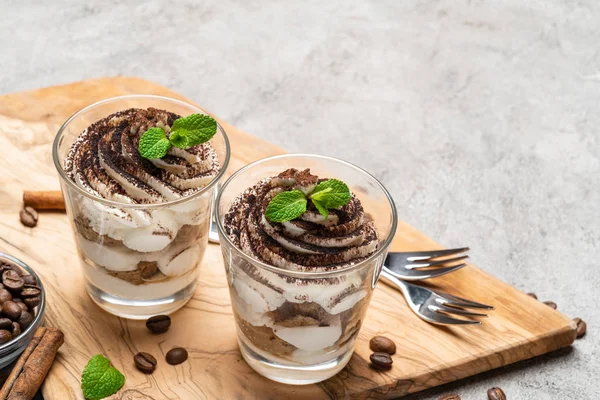Klassisches Tiramisu-Dessert im Glas auf dunklem Betongrund — Stockfoto