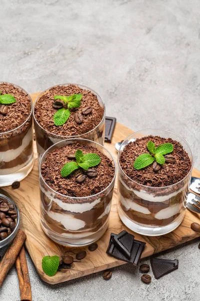 Klassisches Tiramisu-Dessert im Glas auf dunklem Betongrund — Stockfoto