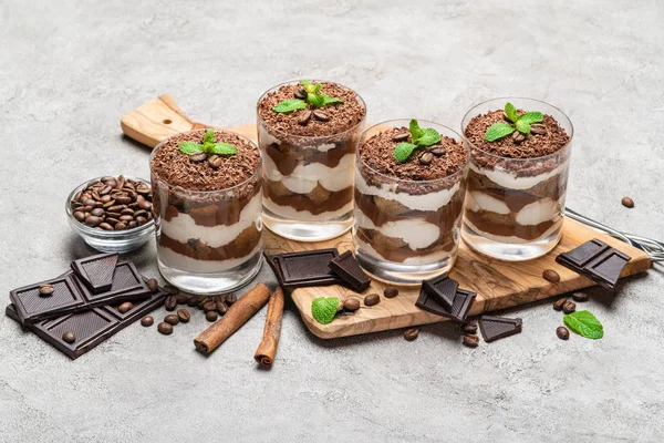 Sobremesa tiramisu clássico em um copo no fundo de concreto escuro — Fotografia de Stock