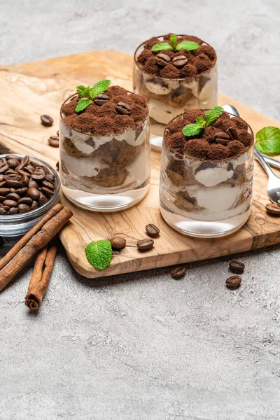 Sobremesa tiramisu clássico em um copo no fundo de concreto escuro — Fotografia de Stock