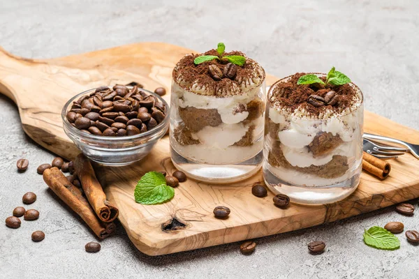 Postre tiramisú clásico en un vaso sobre fondo de hormigón oscuro —  Fotos de Stock