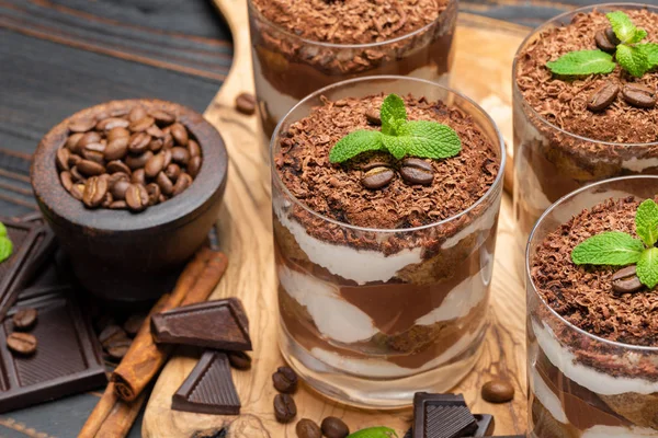 Dessert tiramisù classico in un bicchiere su sfondo di legno — Foto Stock