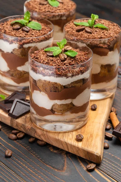 Klassisk tiramisu dessert i ett glas på trä bakgrund — Stockfoto