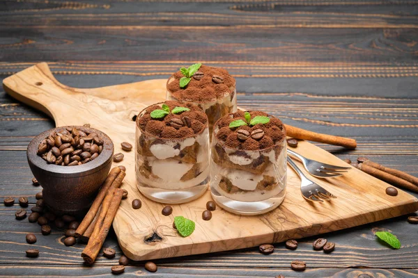 Klasszikus tiramisu desszert egy pohár fa háttér — Stock Fotó