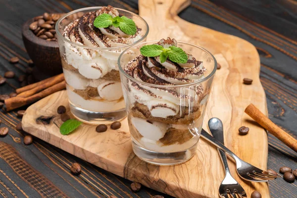 Klassisches Tiramisu-Dessert im Glas auf Holzgrund — Stockfoto