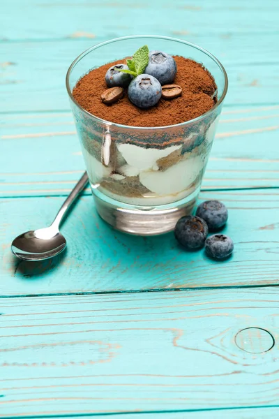 Mavi ahşap arka planda yabanmersinli klasik tiramisu tatlısı. — Stok fotoğraf