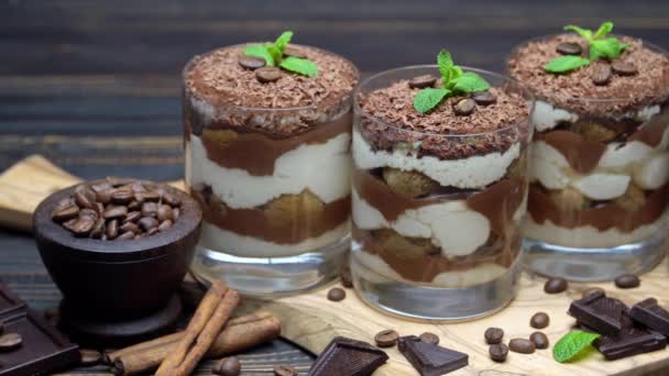 Postre tiramisú clásico en un vaso sobre fondo de madera — Vídeos de Stock