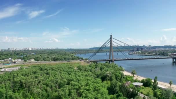 Güneşli yaz gününde Kiev Ukrayna Kuzey Köprüsü havadan görünümü — Stok video