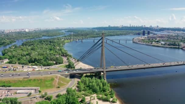 Pemandangan udara Jembatan Utara di Kyiv Ukraina pada musim panas yang cerah — Stok Video