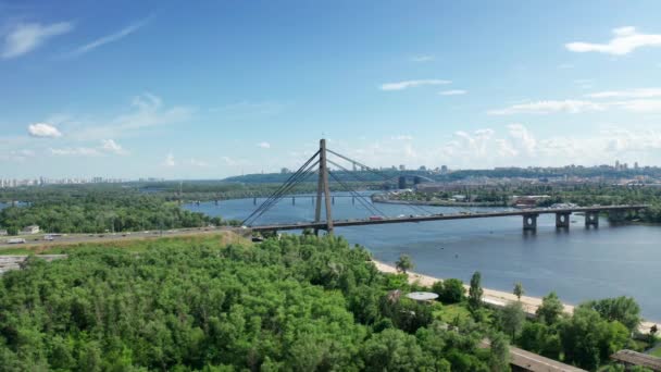 Вид с воздуха на Северный мост в Киеве в солнечный летний день — стоковое видео