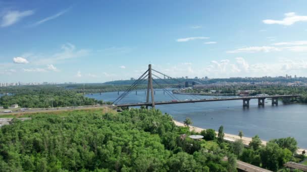 Flygvy över North Bridge i Kiev Ukraina på soliga sommardagen — Stockvideo