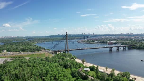 Vista aerea del ponte nord a Kiev Ucraina nella soleggiata giornata estiva — Video Stock