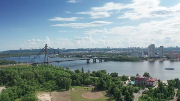 Flygvy över North Bridge i Kiev Ukraina på soliga sommardagen — Stockvideo