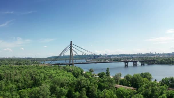 Vista aérea del Puente Norte en Kiev Ucrania en el soleado día de verano — Vídeos de Stock