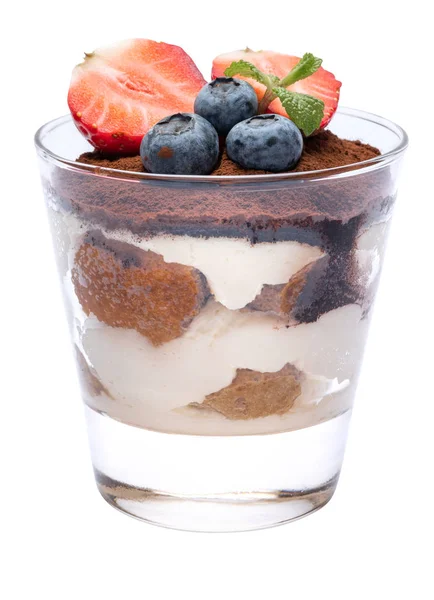 Klasszikus tiramisu desszert áfonyával és eper egy pohár izolált fehér háttér Vágógörbe — Stock Fotó