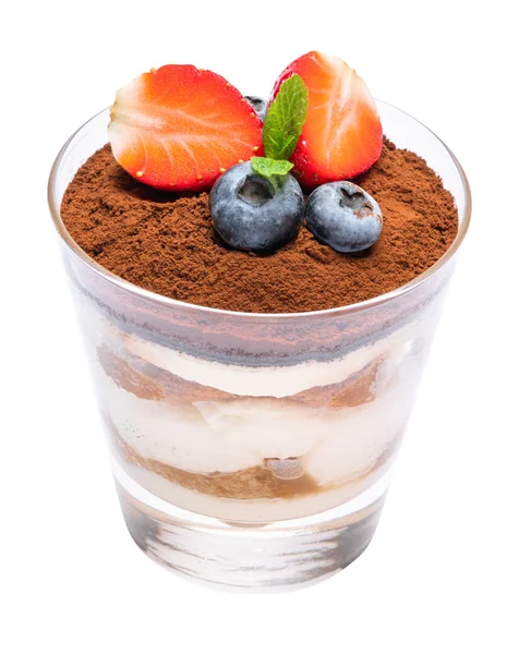 Klassiek Tiramisu-dessert met bosbessen en aardbeien in een glas geïsoleerd op een witte achtergrond met uitknippad — Stockfoto