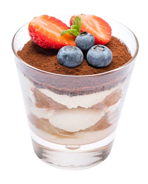 Sobremesa tiramisu clássica com mirtilos e morangos em um copo isolado em um fundo branco com caminho de recorte — Fotografia de Stock