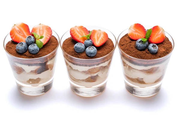 Klassisches Tiramisu-Dessert mit Blaubeeren und Erdbeeren in einem Glas isoliert auf weißem Hintergrund mit Schneideweg — Stockfoto