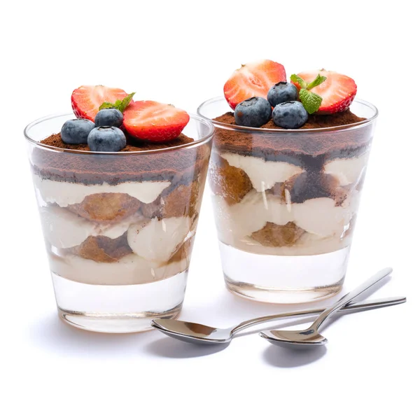 Classico dessert tiramisù con mirtilli e fragole in un bicchiere isolato su fondo bianco con percorso di ritaglio — Foto Stock