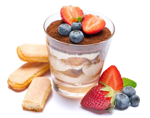 Klassisk tiramisu dessert med blåbär, jordgubbar i ett glas och saviardokex cookies isolerade på en vit med urklippsbana — Stockfoto