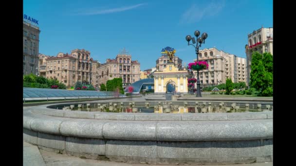 Timelapse van de straat Khreshchatyk en het Onafhankelijkheidsplein in Kiev — Stockvideo