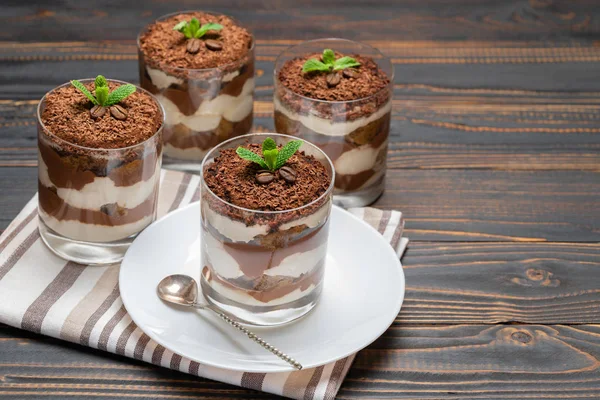 Sobremesa tiramisu clássica em um copo em fundo de madeira — Fotografia de Stock