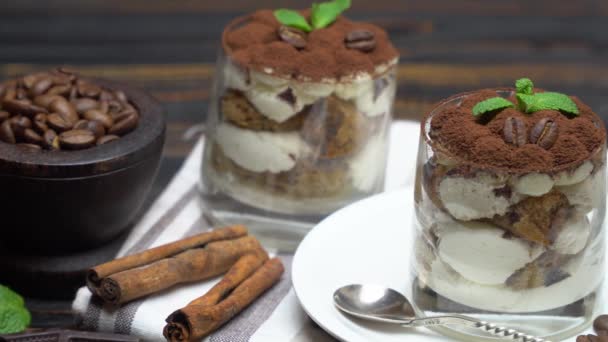 Postre tiramisú clásico en un vaso sobre fondo de madera — Vídeo de stock