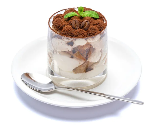 Dessert tiramisù classico in un bicchiere su piatto con cucchiaio isolato su un bianco con percorso di ritaglio — Foto Stock