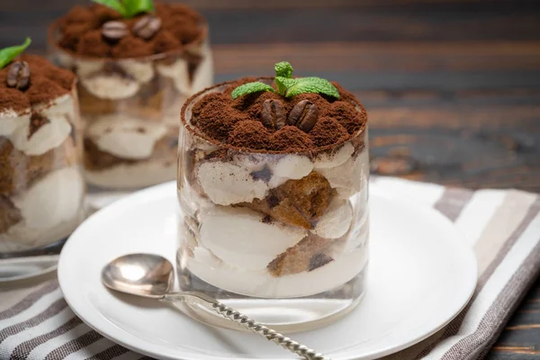 Desert clasic tiramisu într-un pahar pe fundal din lemn — Fotografie, imagine de stoc