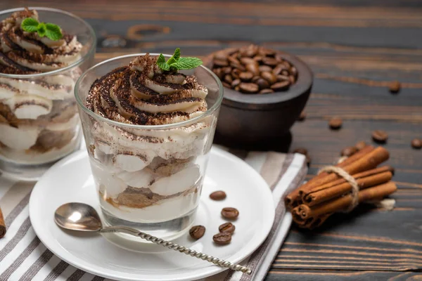 Sobremesa tiramisu clássica em um copo em fundo de madeira — Fotografia de Stock