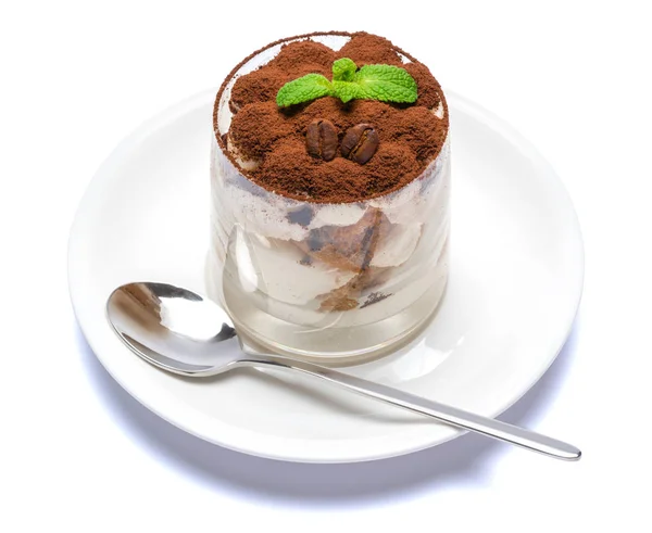 Klassiek Tiramisu-dessert in een glas op plaat met lepel geïsoleerd op een wit met uitknippad — Stockfoto