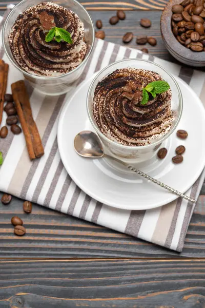 Sobremesa tiramisu clássica em um copo em fundo de madeira — Fotografia de Stock