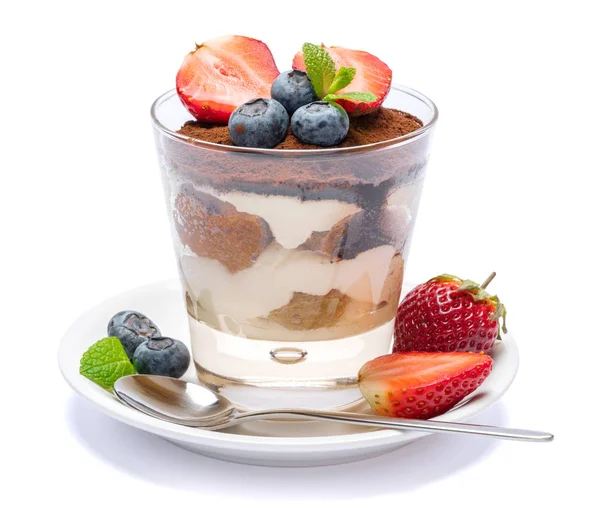 Klassiek Tiramisu-dessert met bosbessen en aardbeien in een glas geïsoleerd op een witte achtergrond met uitknippad — Stockfoto