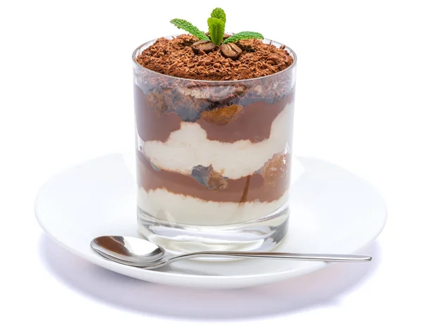 Dessert tiramisù classico in un bicchiere su piatto con cucchiaio isolato su un bianco con percorso di ritaglio — Foto Stock