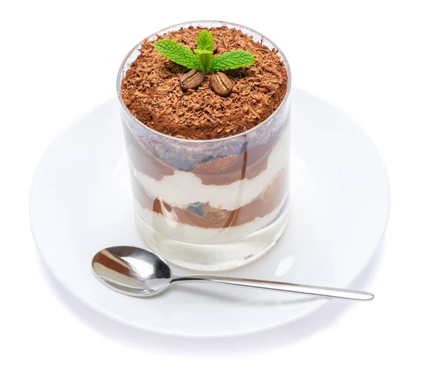 Dessert tiramisù classico in un bicchiere su piatto con cucchiaio isolato su un bianco con percorso di ritaglio — Foto Stock