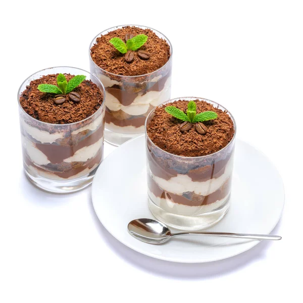 Dessert tiramisù classico in un bicchiere su piatto con cucchiaio isolato su un bianco con percorso di ritaglio — Foto Stock
