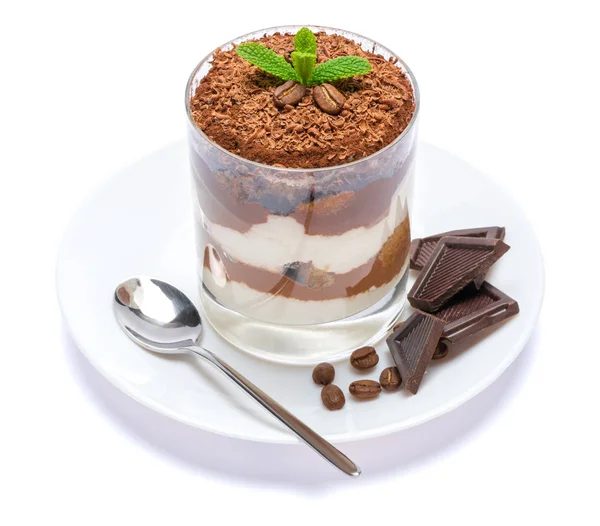 Klassische Tiramisu-Dessert in einem Glas auf Teller mit Löffel isoliert auf einem weißen mit Clipping-Pfad — Stockfoto