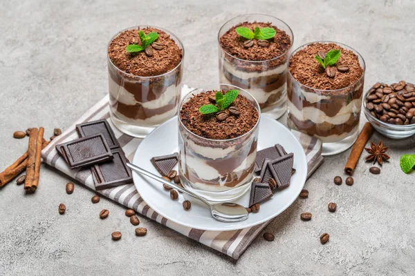 Postre tiramisú clásico en un vaso sobre fondo de hormigón —  Fotos de Stock