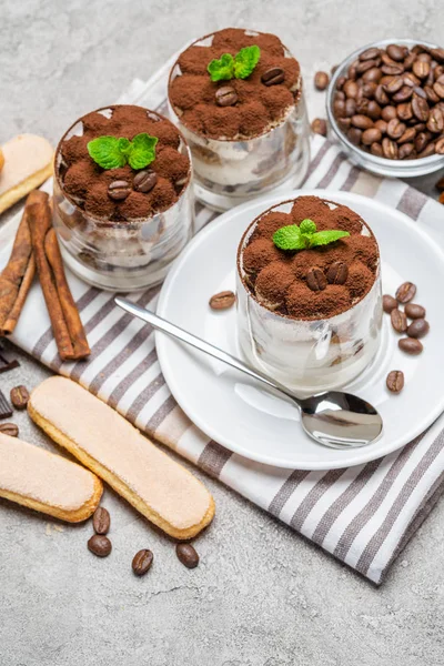 Sobremesa tiramisu clássico em um copo no fundo de concreto — Fotografia de Stock